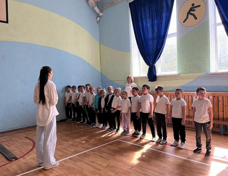 Обучающиеся первого класса МОБУ СОШ № 1 г.Лабинск приняли участие в выполнении нормативов Всероссийского физкультурно-спортивного комплекса "Готов к труду и обороне"